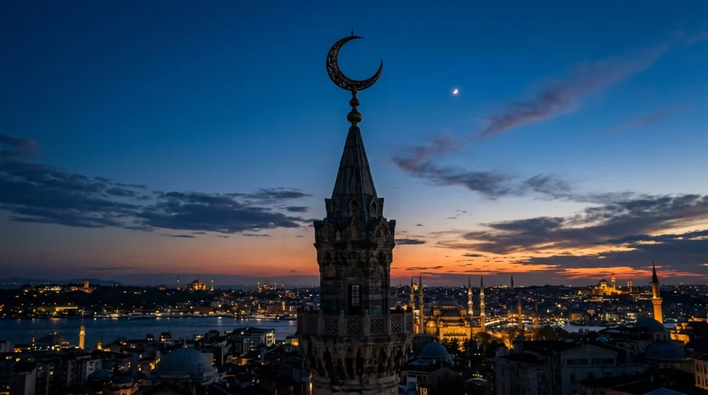 Silueta historického minaretu s bronzovým půlměsícem a hvězdou za soumraku